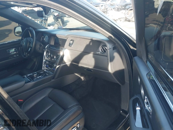 2021 Rolls-Royce Cullinan z VIN SLATV4C0XMU208037, wystawiony jako IAAI lot #41402539 z przebiegiem 27 057 mil mil oraz . Historia ofert i sprzedaży dostępna na DreamBid. Obrazek 5.