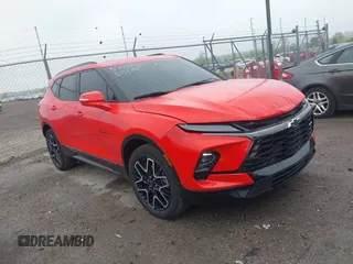 2023 Chevrolet Blazer RS z VIN 3GNKBKRS8PS155103, wystawiony jako IAAI lot #42231530 z przebiegiem 21 751 mil mil oraz . Historia ofert i sprzedaży dostępna na DreamBid. Obrazek 1.