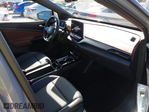 2021 Volkswagen ID.4 Pro S z VIN WVGTMPE20MP058882, wystawiony jako IAAI lot #42317440 z przebiegiem 64 473 mil mil oraz . Historia ofert i sprzedaży dostępna na DreamBid. Obrazek 5.
