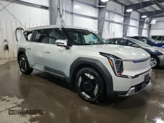 2024 Kia EV9 Wind z VIN KNDAFFS58R6018738, wystawiony jako Copart lot #47033525 z przebiegiem 18 434 mil mil oraz Szkoda całkowita • Salvage title. Historia ofert i sprzedaży dostępna na DreamBid. Obrazek 4.