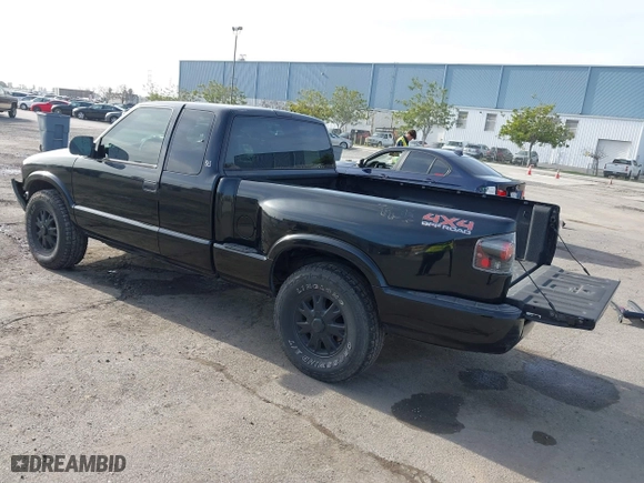 2001 GMC Sonoma SLS w/1SH Pkg with VIN 1GTDT19W018197275, listed as a IAAI auction lot 41604084 with 157,102 mi miles. Bid and sale history available at carsss.com. Image 3.