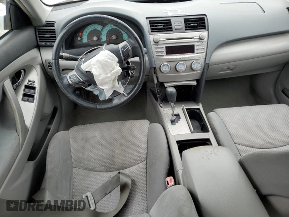 2011 Toyota Camry LE z VIN 4T1BF3EK6BU721532, wystawiony jako Copart lot #56635055 z przebiegiem 184 457 mil mil oraz Szkoda całkowita • Salvage title. Historia ofert i sprzedaży dostępna na DreamBid. Obrazek 8.