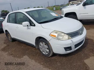 2009 Nissan Versa S z VIN 3N1BC11E49L453900, wystawiony jako IAAI lot #42390381 z przebiegiem 177 534 mil mil oraz . Historia ofert i sprzedaży dostępna na DreamBid. Obrazek 1.