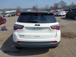 2018 Jeep Compass Latitude with VIN 3C4NJDBB2JT457535, listed as a IAAI auction lot 41797591 with 34,026 mi miles. Bid and sale history available at carsss.com. Image 17.
