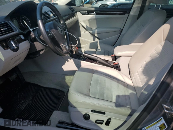 2015 Volkswagen Passat SEL Premium z VIN 1VWCV7A33FC070144, wystawiony jako Copart lot #56777395 z przebiegiem 115 667 mil mil oraz Nie do naprawy • Non repairable. Historia ofert i sprzedaży dostępna na DreamBid. Obrazek 8.
