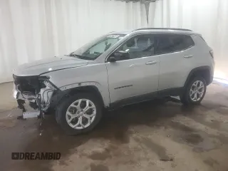 2024 Jeep Compass Latitude z VIN 3C4NJDBN2RT109465, wystawiony jako Copart lot #61687445 z przebiegiem 28 694 mil mil oraz Czysty tytuł • Clean title. Historia ofert i sprzedaży dostępna na DreamBid. Obrazek 1.