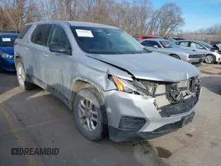 2019 Chevrolet Traverse LS z VIN 1GNEVFKW0KJ218505, wystawiony jako IAAI lot #41363025 z przebiegiem 121 130 mil mil oraz . Historia ofert i sprzedaży dostępna na DreamBid. Obrazek 1.