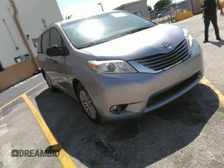 2015 Toyota Sienna XLE with VIN 5TDYK3DC3FS631916, listed as a IAAI auction lot 42043495 with 76,986 mi miles. Bid and sale history available at carsss.com. Image 1.