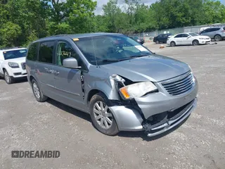 2013 Chrysler Town & Country Touring z VIN 2C4RC1BG9DR753584, wystawiony jako IAAI lot #42276329 z przebiegiem 101 362 mil mil oraz . Historia ofert i sprzedaży dostępna na DreamBid. Obrazek 1.