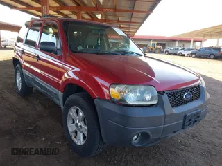 2006 Ford Escape XLT with VIN 1FMYU93126KB18365, listed as a IAAI auction lot 41889706 with 134,718 mi miles. Bid and sale history available at carsss.com. Image 1.