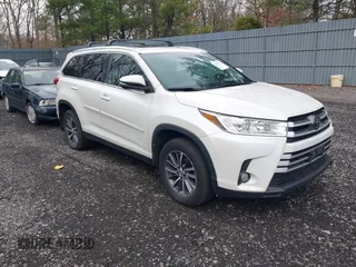 2019 Toyota Highlander SE z VIN 5TDJZRFH3KS605142, wystawiony jako IAAI lot #41807774 z przebiegiem 135 534 mil mil oraz . Historia ofert i sprzedaży dostępna na DreamBid. Obrazek 1.