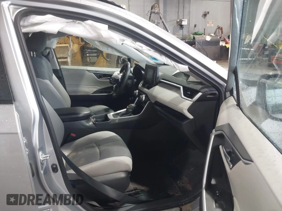 2020 Toyota RAV4 XLE with VIN 2T3P1RFV6LC089609, listed as a IAAI auction lot 41923472 with 72,368 mi miles and . Bid and sale history available at DreamBid. Image 5.