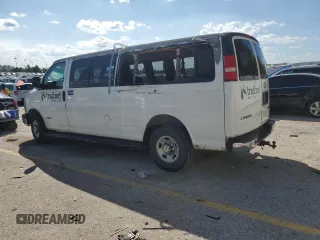 2003 Chevrolet Express Passenger with VIN 1GAHG39UX31231081, listed as a Copart auction lot 62132445 with 207,650 mi miles and Salvage title. Bid and sale history available at DreamBid. Image 2.