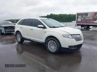 2013 Lincoln MKX z VIN 2LMDJ6JK6DBL17108, wystawiony jako IAAI lot #42293628 z przebiegiem 191 644 mil mil oraz . Historia ofert i sprzedaży dostępna na DreamBid. Obrazek 1.