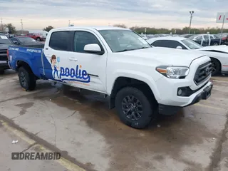 2022 Toyota Tacoma SR5 z VIN 3TMBZ5DN9NM037070, wystawiony jako IAAI lot #41359808 z przebiegiem 50 237 mil mil oraz . Historia ofert i sprzedaży dostępna na DreamBid. Obrazek 1.