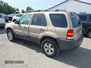 2007 Ford Escape XLT with VIN 1FMYU03127KB33946, listed as a IAAI auction lot 42120231 with 92,233 mi miles. Bid and sale history available at carsss.com. Image 3.