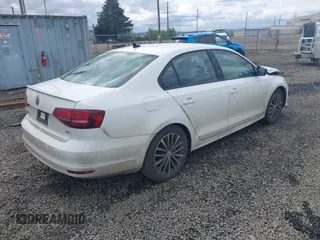 2016 Volkswagen Jetta Sport z VIN 3VWD17AJ3GM216976, wystawiony jako IAAI lot #42012643 z przebiegiem 145 795 mil mil oraz . Historia ofert i sprzedaży dostępna na DreamBid. Obrazek 4.