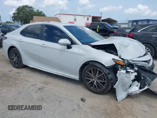 2023 Toyota Camry SE z VIN 4T1T11AK6PU143727, wystawiony jako IAAI lot #42203539 z przebiegiem 13 587 mil mil oraz . Historia ofert i sprzedaży dostępna na DreamBid. Obrazek 1.