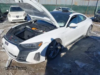 2024 Audi e-tron GT Premium Plus z VIN WAUFJBFW6R7004635, wystawiony jako IAAI lot #41409251 z przebiegiem 7718 mil mil oraz . Historia ofert i sprzedaży dostępna na DreamBid. Obrazek 19.