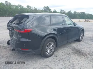 2024 Mazda CX-90 Preferred z VIN JM3KKBHD6R1118705, wystawiony jako IAAI lot #42135120 z przebiegiem 23 347 mil mil oraz . Historia ofert i sprzedaży dostępna na DreamBid. Obrazek 4.