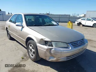 1998 Toyota Camry LE z VIN JT2BG22K8W0172762, wystawiony jako IAAI lot #42191957 z przebiegiem 167 094 mil mil oraz . Historia ofert i sprzedaży dostępna na DreamBid. Obrazek 1.