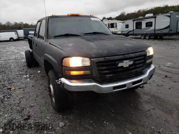 2007 GMC Sierra 3500 DRW Work Trk z VIN 1GTJK33D87F124104, wystawiony jako Copart lot #80835084 z przebiegiem 321 629 mil mil oraz Szkody całkowita. Historia ofert i sprzedaży dostępna na DreamBid. Obrazek 11.