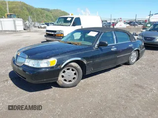 1999 Lincoln Town Car Signature z VIN 1LNHM82W5XY692755, wystawiony jako IAAI lot #42166583 z przebiegiem 180 629 mil mil oraz . Historia ofert i sprzedaży dostępna na DreamBid. Obrazek 2.