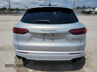 2023 Maserati Grecale Modena z VIN ZN682AVM3P7407857, wystawiony jako Copart lot #51451125 z przebiegiem Nie podano mil oraz Nie do naprawy. Historia ofert i sprzedaży dostępna na DreamBid. Obrazek 6.