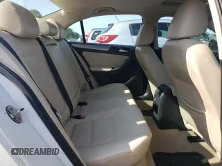 2015 Volkswagen Jetta SE z VIN 3VWD07AJ8FM224623, wystawiony jako Copart lot #62408765 z przebiegiem 142 827 mil mil oraz Czysty tytuł • Clean title. Historia ofert i sprzedaży dostępna na DreamBid. Obrazek 10.