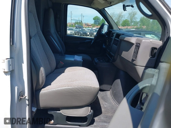 2006 GMC Savana Cargo with VIN 1GTGG25V661219848, listed as a IAAI auction lot 42142102 with 157,262 mi miles and . Bid and sale history available at carsss.com. Image 5.