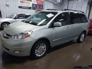 2010 Toyota Sienna XLE z VIN 5TDDK4CC6AS032622, wystawiony jako IAAI lot #42271332 z przebiegiem 139 650 mil mil oraz . Historia ofert i sprzedaży dostępna na DreamBid. Obrazek 2.
