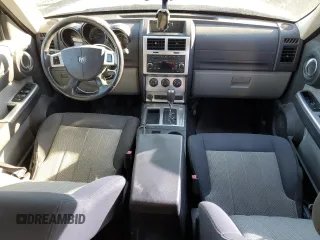 2010 Dodge Nitro SXT z VIN 1D4PT5GK5AW106990, wystawiony jako Copart lot #88719415 z przebiegiem 193 019 mil mil oraz Szkoda całkowita • Salvage title. Historia ofert i sprzedaży dostępna na DreamBid. Obrazek 8.