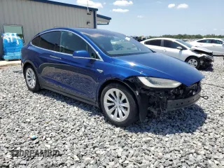 2016 Tesla Model X 70D z VIN 5YJXCAE29GF001522, wystawiony jako Copart lot #56571115 z przebiegiem 129 924 mil mil oraz Szkody całkowita. Historia ofert i sprzedaży dostępna na DreamBid. Obrazek 4.