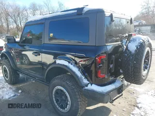 2024 Ford Bronco z VIN 1FMDE1AP3RLA66439, wystawiony jako IAAI lot #41071999 z przebiegiem 3 055 mil mil oraz . Historia ofert i sprzedaży dostępna na DreamBid. Obrazek 3.
