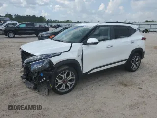 2021 Kia Seltos SX z VIN KNDETCA22M7082096, wystawiony jako Copart lot #51905735 z przebiegiem 44 259 mil mil oraz Szkoda całkowita • Salvage title. Historia ofert i sprzedaży dostępna na DreamBid. Obrazek 1.