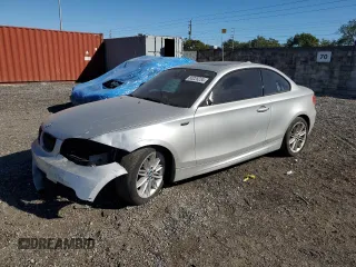 2013 BMW 1 Series 128i z VIN WBAUP9C57DVS94866, wystawiony jako Copart lot #83225234 z przebiegiem 122 106 mil mil oraz Szkoda całkowita • Salvage title. Historia ofert i sprzedaży dostępna na DreamBid. Obrazek 1.