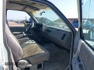 1993 GMC Suburban z VIN 1GKGK26N9PJ724480, wystawiony jako IAAI lot #42356513 z przebiegiem 132 704 mil mil oraz . Historia ofert i sprzedaży dostępna na DreamBid. Obrazek 5.