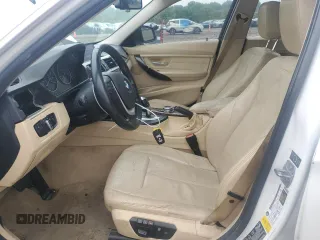 2015 BMW 3 Series 328i xDrive с VIN WBA3B5G57FNS14661, выставлен на аукционе Copart как лот 61301435 с пробегом 94 905 миль миль и Списание • Salvage title. История ставок и продаж доступна на DreamBid. Изображение 7.