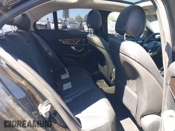 2018 Mercedes-Benz C 300 z VIN 55SWF4KB3JU234505, wystawiony jako IAAI lot #41871944 z przebiegiem 46 454 mil mil oraz . Historia ofert i sprzedaży dostępna na DreamBid. Obrazek 8.