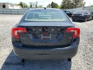 2013 Volvo S60 T5 Premier z VIN YV1612FS5D2186974, wystawiony jako Copart lot #57960215 z przebiegiem 142 598 mil mil oraz Szkody całkowita. Historia ofert i sprzedaży dostępna na DreamBid. Obrazek 6.