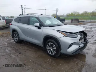2022 Toyota Highlander XLE z VIN 5TDHZRBH4NS597187, wystawiony jako IAAI lot #42179550 z przebiegiem 46 647 mil mil oraz . Historia ofert i sprzedaży dostępna na DreamBid. Obrazek 1.