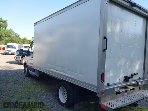 2019 Ford Transit z VIN 1FDBF8ZM9KKA83958, wystawiony jako IAAI lot #42621460 z przebiegiem 134 704 mil mil oraz . Historia ofert i sprzedaży dostępna na DreamBid. Obrazek 13.