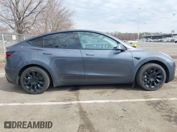 2021 Tesla Model Y Standard Range z VIN 5YJYGDED2MF118205, wystawiony jako IAAI lot #41785040 z przebiegiem 63 628 mil mil oraz . Historia ofert i sprzedaży dostępna na DreamBid. Obrazek 13.