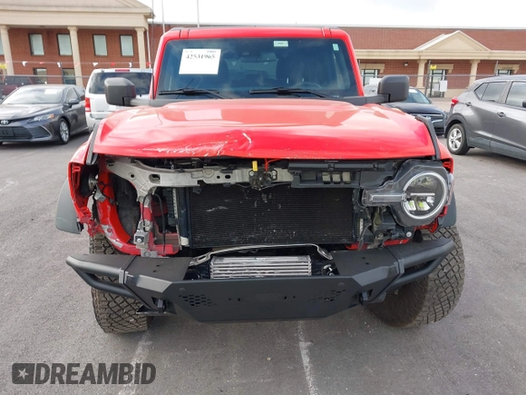 2023 Ford Bronco z VIN 1FMEE5DH5PLB93397, wystawiony jako IAAI lot #42531965 z przebiegiem 30 731 mil mil oraz . Historia ofert i sprzedaży dostępna na DreamBid. Obrazek 6.