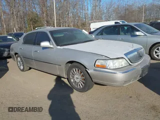 2004 Lincoln Town Car Signature z VIN 1LNHM81W24Y639881, wystawiony jako IAAI lot #41632523 z przebiegiem 204 901 mil mil oraz . Historia ofert i sprzedaży dostępna na DreamBid. Obrazek 1.