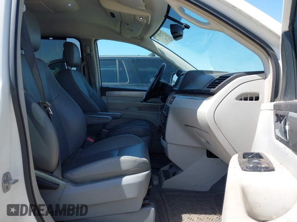 2011 Volkswagen Routan SE z VIN 2V4RW3DGXBR805002, wystawiony jako IAAI lot #42281499 z przebiegiem 139 913 mil mil oraz . Historia ofert i sprzedaży dostępna na DreamBid. Obrazek 5.