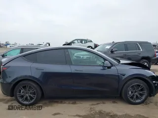 2025 Tesla Model Y Long Range z VIN 7SAYGDED8SF259764, wystawiony jako IAAI lot #42095888 z przebiegiem 2 685 mil mil oraz . Historia ofert i sprzedaży dostępna na DreamBid. Obrazek 14.