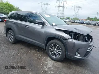 2019 Toyota Highlander SE z VIN 5TDJZRFH1KS735839, wystawiony jako IAAI lot #42204004 z przebiegiem 60 261 mil mil oraz . Historia ofert i sprzedaży dostępna na DreamBid. Obrazek 1.