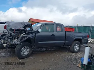 2018 Toyota Tacoma SR z VIN 5TFSX5EN6JX060153, wystawiony jako IAAI lot #41566129 z przebiegiem 33 669 mil mil oraz . Historia ofert i sprzedaży dostępna na DreamBid. Obrazek 15.