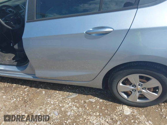 2017 Chevrolet Cruze LS z VIN 1G1BC5SM3H7210519, wystawiony jako IAAI lot #42163047 z przebiegiem 100 103 mil mil oraz . Historia ofert i sprzedaży dostępna na DreamBid. Obrazek 6.